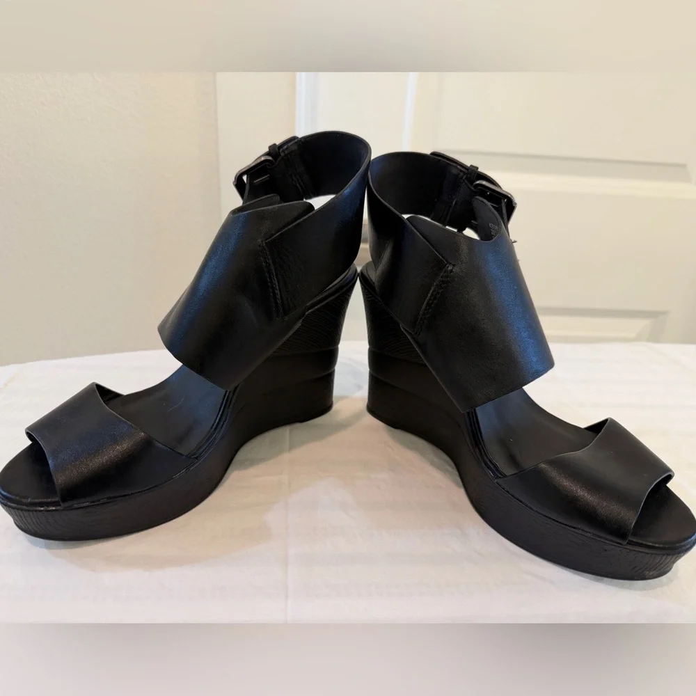 NWOT - Bull Boxer Black Wedge Sandals with Buckle Strap - Picture 3 of 12